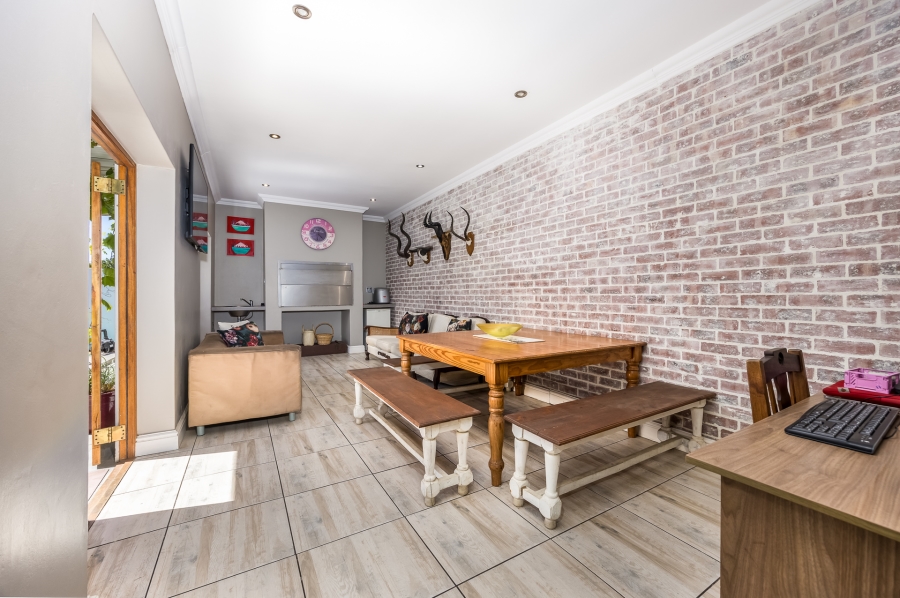 5 Bedroom Property for Sale in Graanendal Western Cape
